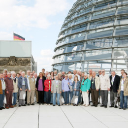 Bild ist ein Gruppenfoto mit Kerstin Tack vor der Kuppel des Reichstagsgebäudes