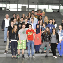 Gruppenfoto mit der Schulklasse aus Hannover im Deutschen Bundestag