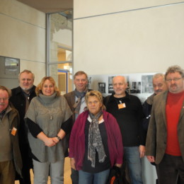 Gruppenfoto der Besucherinnen und Besucher aus Hannover und Kerstin Tack