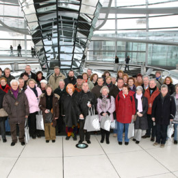 Bild ist ein Gruppenfoto mit Kerstin Tack in der Kuppel des Reichstagsgebäudes