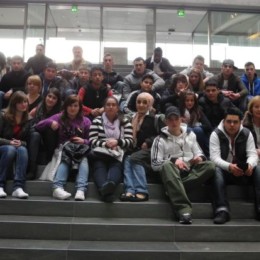 Foto zeigt Kerstin Tack mit den Schülerinnen und Schülern auf einer Treppe im Bundestag