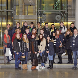 Gruppenfoto der Schülerinnen und Schüler im Deutschen Bundestag
