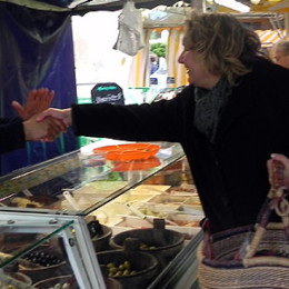 Kerstin Tack beim Verteilen ihrer roten Karten auf dem Wochenmarkt an der Friedenskirche