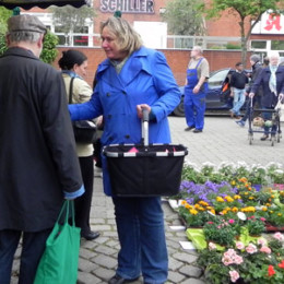 Kerstin Tack im Gespräch auf dem Sahlkampmarkt