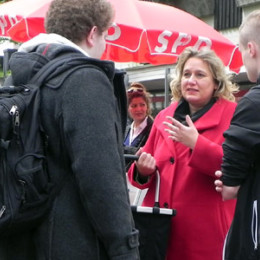 Kerstin Tack im Gespräch auf dem Wochenmarkt im Roderbruch