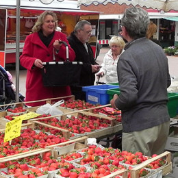 Kerstin Tack beim Verteilen ihrer roten Karten auf dem Wochenmarkt im Roderbruch