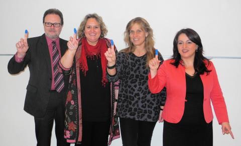 Die Bundestagsabgeordneten Frank Heinrich, Kerstin Tack, Katja Keul und Sevim Dağdelen jeweils mit einer blau eingefärbten Fingerspitze